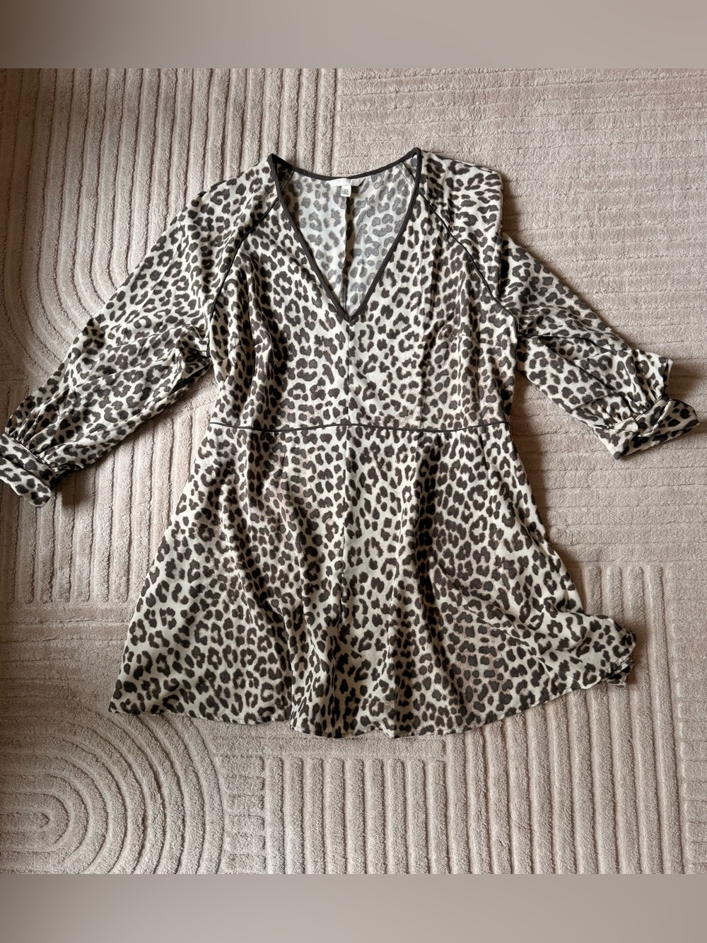 H&M Leopard Print V‑Neck Dress in Beige and Dark Brown
